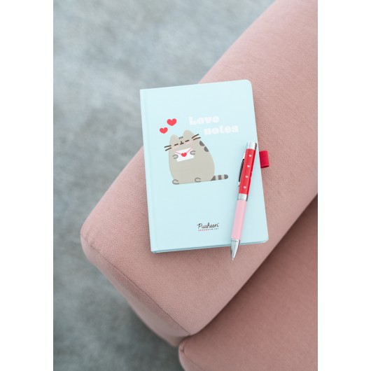 CUADERNO PREMIUM A5 CON BOLIGRAFO PROYECTOR PUSHEEN PURRFECT LOVE COLLECTION