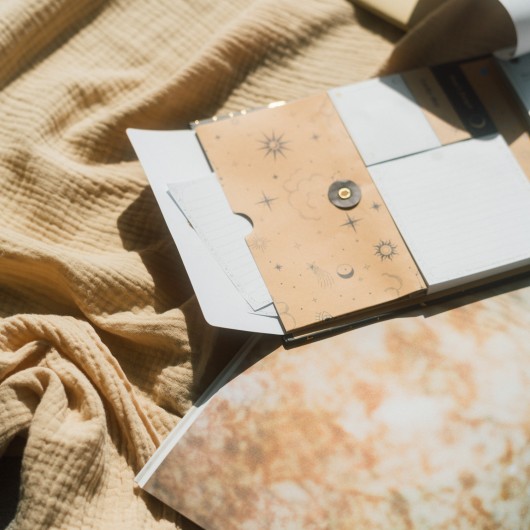 ASTRAL WEEKLY PLANNER WITH POST-IT NOTES
