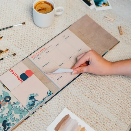 HOKUSAI WEEKLY PLANNER WITH STICKY NOTES