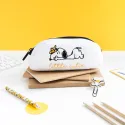 Estuche Snoopy de felpa con lápices y material escolar sobre escritorio