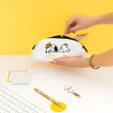 Estuche Snoopy de felpa siendo utilizado para guardar lápices