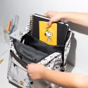 Mochila Snoopy Lazy Days abierta con compartimento interior y material escolar