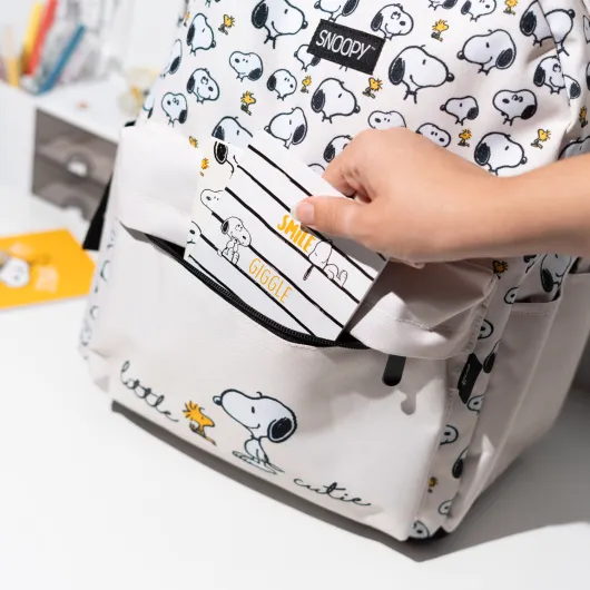 Detalle cremallera mochila Snoopy Lazy Days con diseño estampado