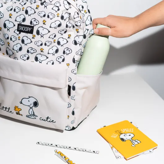 Detalle bolsillo frontal mochila Snoopy Lazy Days con ilustración Snoopy