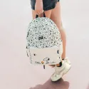 Mochila Snoopy Lazy Days blanca en mano con diseño infantil