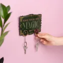 COLGADOR DE LLAVES CON LLAVERO WICKED PARTE 2