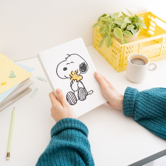 CAHIER PREMIUM A5 COUVERTURE EN PELUCHE SNOOPY