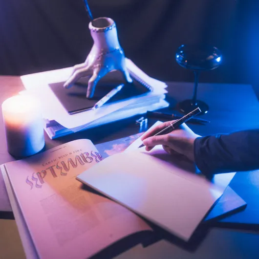 PORTAPENNE CON SET DI SCRITTURA MERCOLEDÌ ADDAMS E MANO