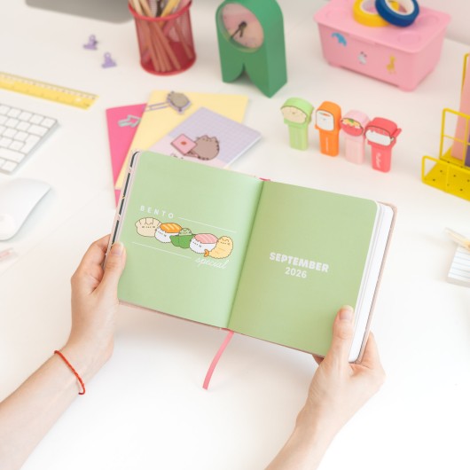 DIARIO SCOLASTICO GIORNALIERO 2026/2027 TAGLIA M RILEGATURA CUCITA 11 MESI PUSHEEN SUSHI ROLL