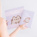 SET CADERNO PREMIUM A5 COM ESFEROGRÁFICA PUSHEEN MOMENTS