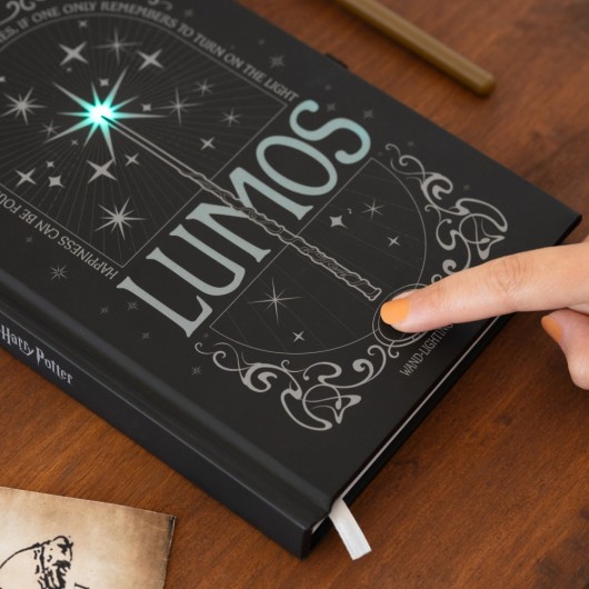 CADERNO PREMIUM A5 COM LUZ HARRY POTTER LUMOS MAXIMA